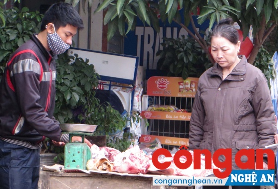 Điểm kinh doanh thực phẩm động vật tự phát tràn lan trên các tuyến đường TP Vinh