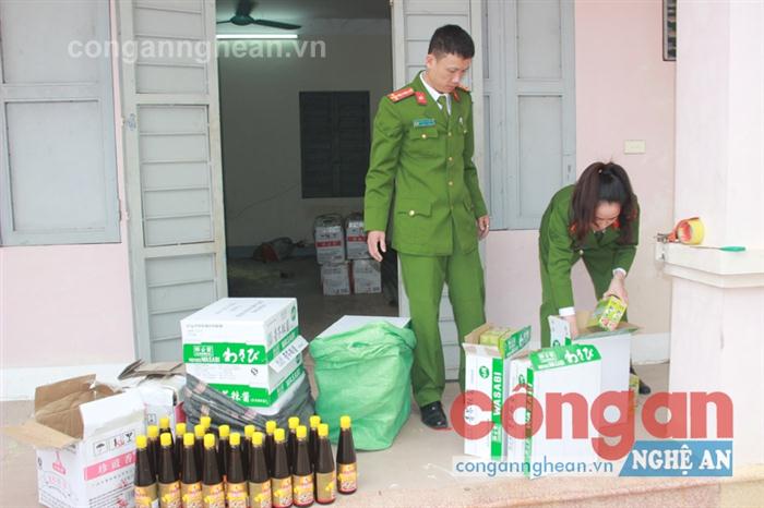 Cảnh sát môi trường Công an tỉnh kiểm tra lô hàng bị thu giữ