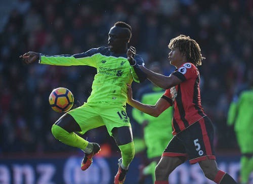 Liverpool (áo xanh) thua ngược đầy đau đớn