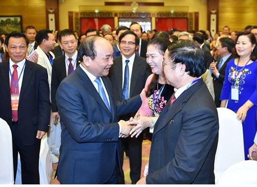 Thủ tướng thăm hỏi các đại biểu dự Đại hội.