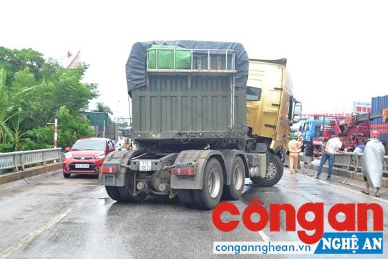 Trên tuyến QL1A, nhiều xe ôtô khi tham gia giao thông                    vi phạm tốc độ, không giữ đúng khoảng cánh an toàn                 là nguyên nhân dẫn đến nhiều vụ va chạm giao thông 