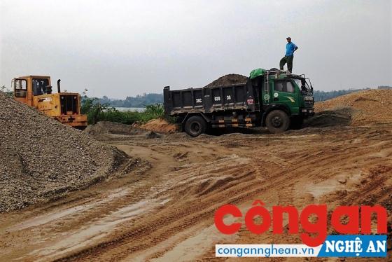 Khu vực tập kết cát, sỏi của Công ty Thái Cực tại bãi Củi, xã Tràng Sơn, huyện Đô Lương chưa đầy đủ thủ tục thuê đất theo quy định