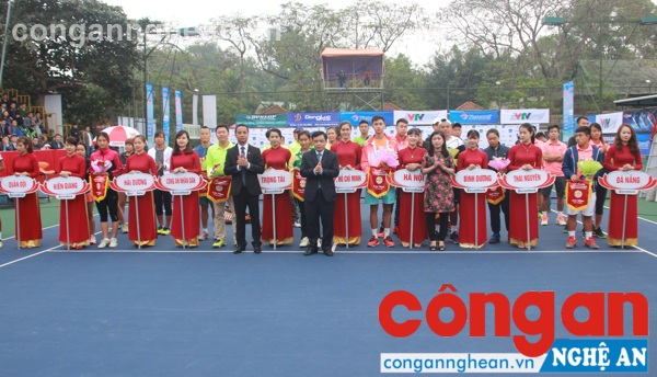 Đại diện ban tổ chức lên trao cờ và hoa lưu niệm cho các VĐV