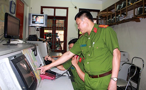 Trung tá Đặng Hải Triều tại Trung tâm chỉ huy CS113, Công an Nghệ An.
