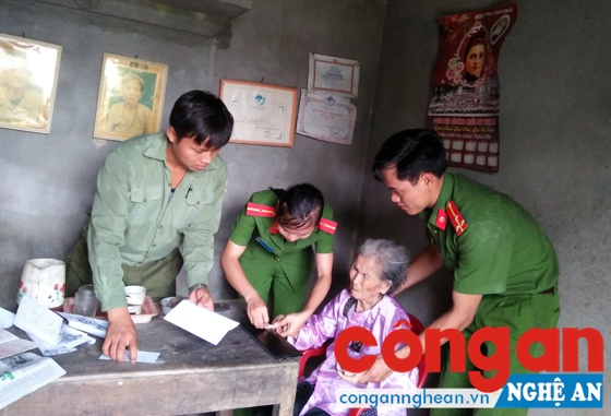 CBCS Đội Cảnh sát QLHC về TTXH đến tận nhà làm CMND cho người dân