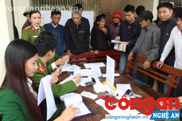 Ngay từ sáng sớm rất nhiều bà con tới 