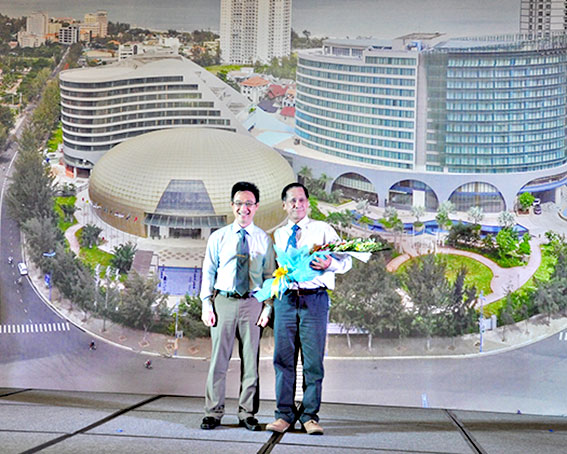 Đồng chí Đặng Minh Thông, Phó Chủ tịch UBND tỉnh tặng hoa cho nghệ nhân diều Quan Hằng Cao (quốc tịch Anh). 