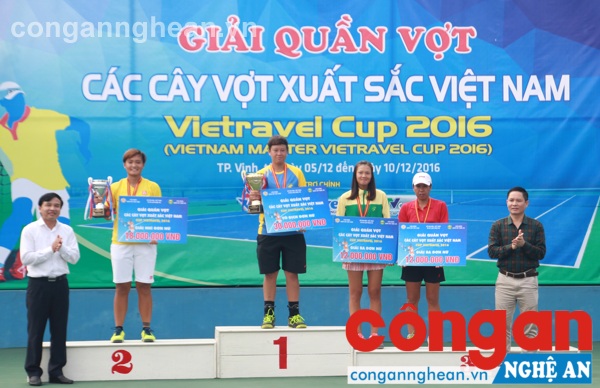 Trao giải nhất, nhì và ba cho các VĐV ở nội dung đơn nữ
