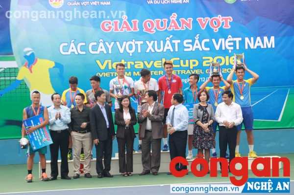 Ban tổ chức chụp ảnh lưu niệm với các VĐV đạt giải