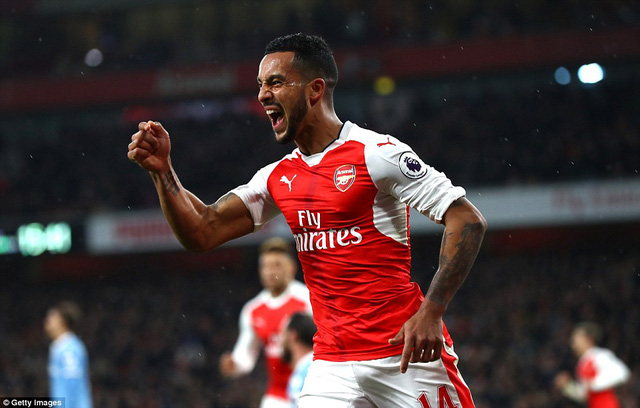Theo Walcott nhanh chóng đưa trận đấu trở lại thế cân bằng