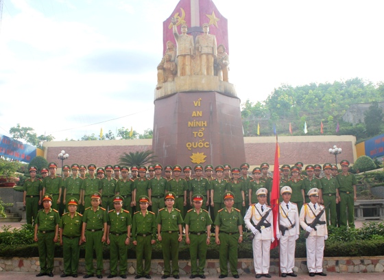 Duyệt điều lệnh chào mừng 70 năm ngày truyền thống đơn vị Trại giam số 6