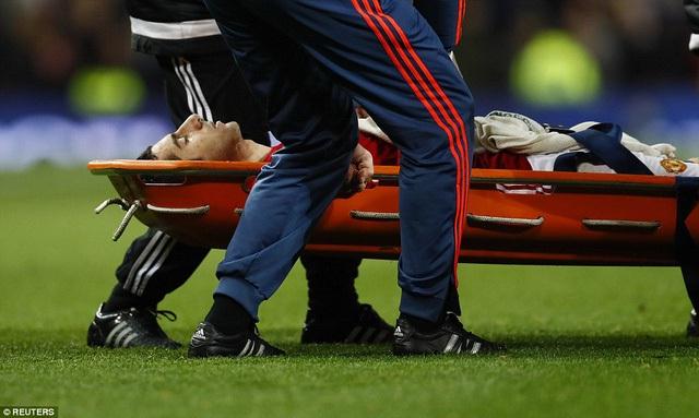 Mkhitaryan tỏa sáng nhưng đáng tiếc là phải rời sân bằng cáng