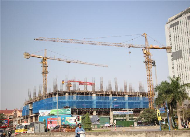 Hai cần cẩu tháp vẫn đang hoạt động bất chấp “lệnh” cấm tại Dự án “Khu hỗn hợp trung tâm thương mại, dịch vụ, văn phòng, nhà ở và căn hộ cao cấp” do Công ty CP Tập đoàn T&T làm chủ đầu tư (Ảnh chụp ngày 10/11/2016) - Ảnh: Đức Thắng 
