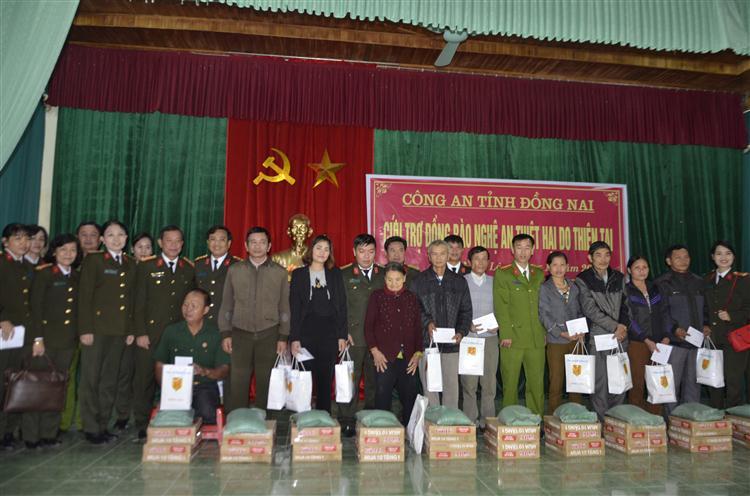 Đoàn công tác chụp ảnh lưu niệm cùng người dân