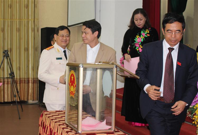 Các đại biểu tiến hành bỏ phiếu miễn nhiệm và bầu bổ sung Ủy viên UBND tỉnh nhiệm kỳ 2016-2021.