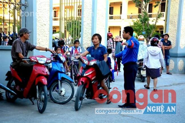Đoàn thanh niên Cầu Giát hướng dẫn, nhắc nhở phụ huynh để xe đúng nơi quy định, tránh hiện tượng ùn tắc giao thông