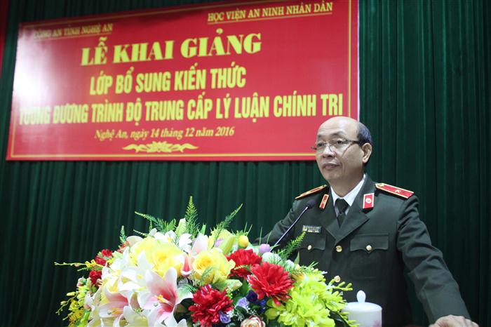 Đồng chí Thiếu tướng, Giáo sư, Tiến sỹ Nguyễn Quý Khoát – Phó Giám đốc Học viện ANND phát biểu tại buổi khai giảng