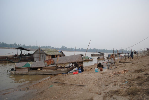 Bấp bênh đời sống trên sông.