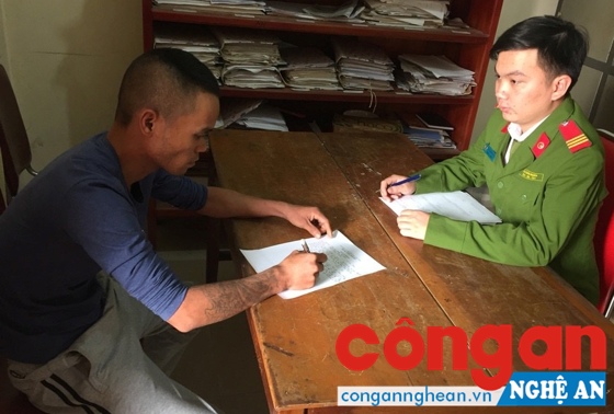 Cán bộ Công an huyện Đô Lương lấy lời khai đối tượng