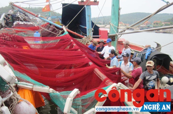  Trong một số trường hợp nhất định, ngư dân sẽ được máy bay quân sự đưa đi cấp cứu
