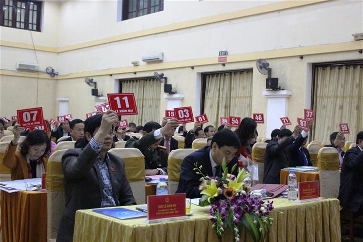 Các đại biểu biểu quyết thông qua dự thảo  Nghị quyết.