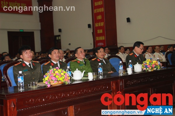 Các đại biểu tới dự