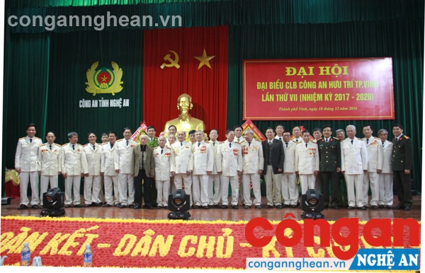 Đại diện lãnh đạo Công an tỉnh, Công an TP Vinh chụp ảnh lưu niệm với BCH khóa mới