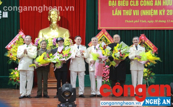 Trao quà cho các đồng chí trong BCH khóa VI không tham gia BCH khóa VII