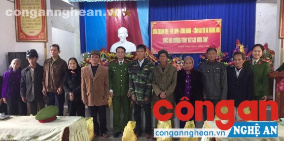 Lãnh đạo công an Hoàng Mai trực tiếp trao quà cho hộ nghèo, người có công tại Quỳnh Trang