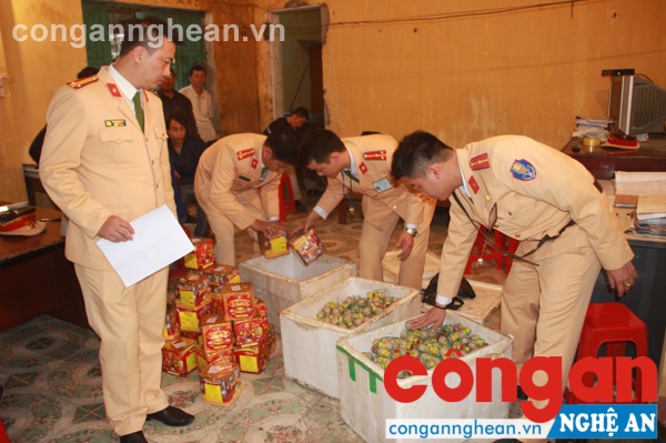Lực lượng chức năng kiểm tra số pháo bị thu giữ
