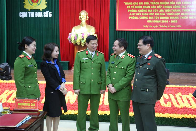 Các đại biểu thảo luận bên lề hội thảo