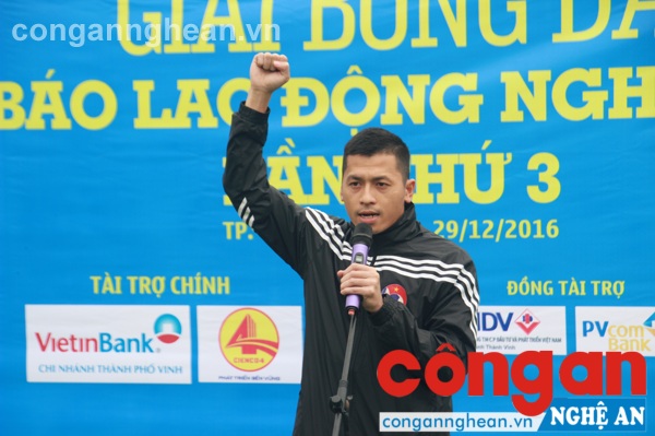 Tổ trọng tài lên tuyên thệ