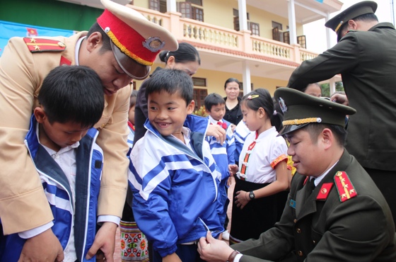 Trao tặng áo ấm cho các em học sinh