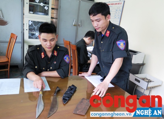 Lực lượng CSCĐ tịch thu tang vật trong các vụ việc