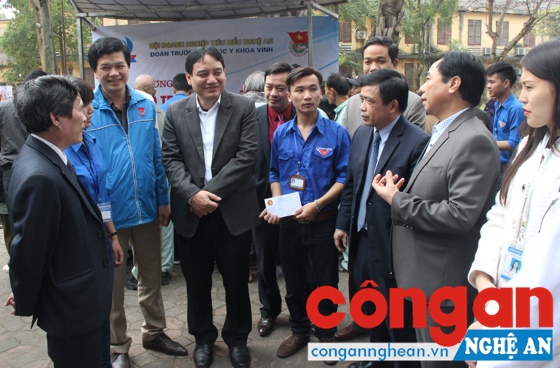 Nhiều quân nhân - doanh nhân tham gia tích cực vào các hoạt động xã hội, thiện nguyện (Trong ảnh: Lãnh đạo Tỉnh ủy, UBND tỉnh tìm hiểu hoạt động “Bát cháo tình thương” tại các bệnh viện do Hội Doanh nghiệp tiêu biểu Nghệ An tài trợ)