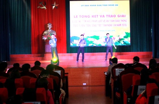 Văn nghệ chào mừng buổi lễ.