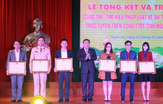 Trao Bằng khen cho các tập thể, cá nhân có thành tích trong việc tổ chức Cuộc thi