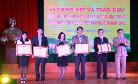 Trao Bằng khen cho các tập thể đạt Giải tập thể dành cho các đơn vị có số lượng người tham gia thi nhiều nhất.