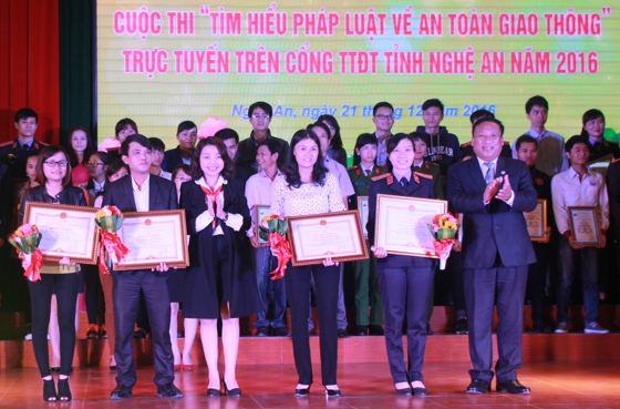 Trao Bằng khen cho các cá nhân đạt giải Nhất trong cuộc thi.