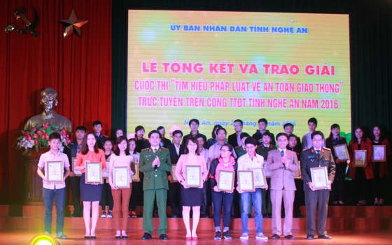 Trao giải cho các cá nhân đạt giải Nhì cuộc thi.
