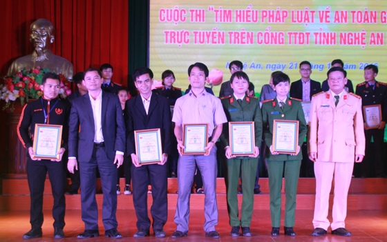 Trao giải Ba cho các cá nhân tham gia cuộc thi.