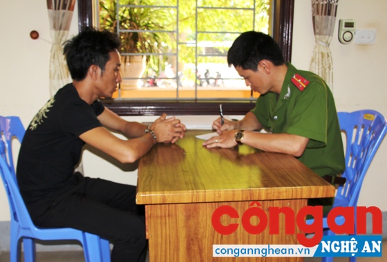 Cán bộ Đội Cảnh sát ĐTTP về TTXH Công an huyện Diễn Châu lấy lời khai đối tượng trộm cắp tài sản