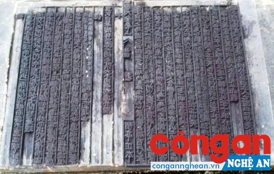 Cận cảnh một trang mộc bản trong bộ “Trần Đại Vương chính kinh”