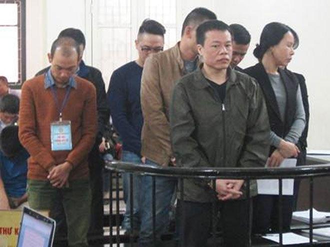 Bị cáo Long và đồng phạm tại phiên xử.