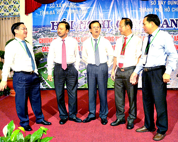 Ông Phạm Văn Khánh, Vụ trưởng Vụ Kinh tế Xây dựng, Bộ Xây dựng (đứng giữa) trao đổi về tình hình hoạt động xây dựng năm 2016 với đại diện lãnh đạo Sở xây dựng TP.Hồ Chí Minh và các tỉnh trong vùng.