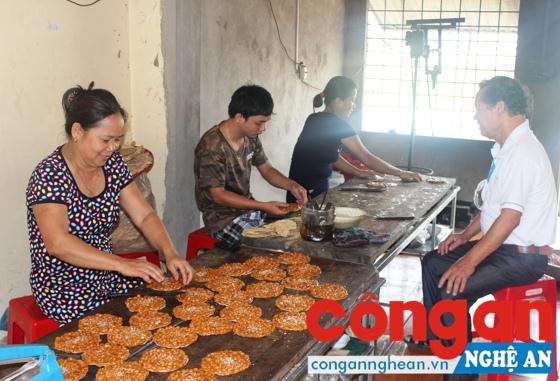 Từ bỏ hình thức sản xuất nhỏ lẻ để tham gia mô hình làng nghề tập trung                                               góp phần giúp làng nghề phát triển bền vững (Trong ảnh: Làng nghề bánh kẹo Vĩnh Đức (Đô Lương))