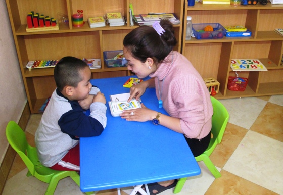 Trẻ tự kỷ rất cần sự hỗ trợ từ các chính sách xã hội về y tế, giáo dục để sớm khỏi bệnh và hòa nhập với cộng đồng - Ảnh minh họa