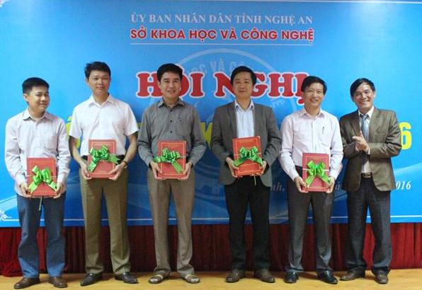 Bàn giao các đề tài, dự án cho các địa phương