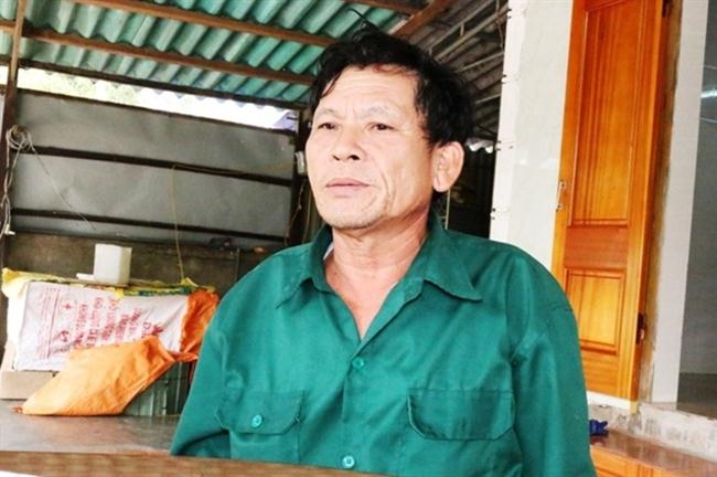 Ông Hoàng Minh, bố của chị Văn mòn mỏi ngóng đợi thi thể con gái từ quê nhà.