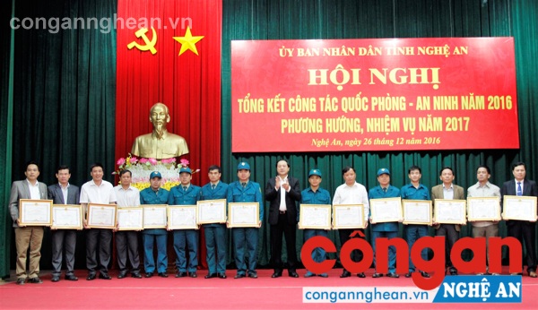 Khen thưởng các tập thể, cá nhân có thành tích trong công tác QPAN năm 2016